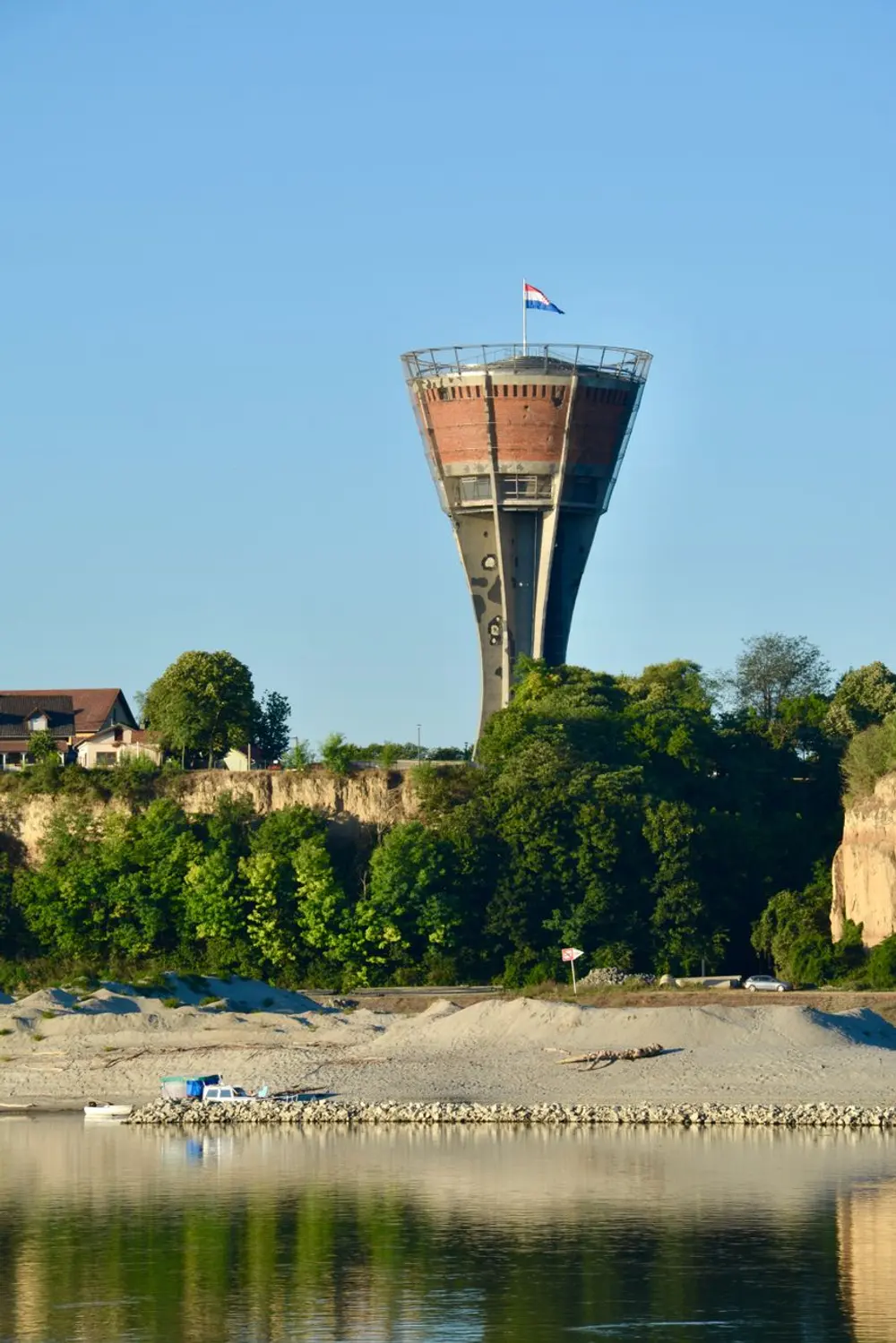 Vukovarski vodotoranj iznad Dunava